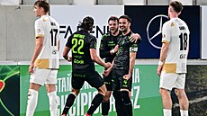 Střelec gólu Nemanja Tekijaški z Jablonce (druhý zprava) slaví se spoluhráči.
