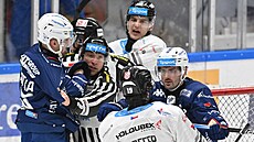 P�ipraveni k boji. Rozhod�í roztrhává vyhecované soupe�e v duelu Komety s...