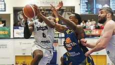 Jordagn Ogundirean z Dína útoí, brání Delvon Johnson z Ústí.