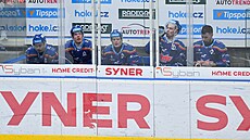 Trestná lavice hrá�� z �eských Bud�jovic. Zleva Josef Kolá�ek, �t�pán Hoch,...