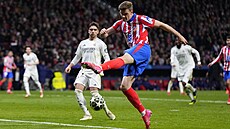 Nepovedené zakon�ení Alexandera Sorlotha z Atlétika v odvet� proti Realu.