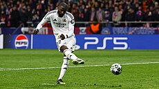 ROZHODUJÍCÍ PENALTA.  Antonio Rudiger dává gól a Real m��e slavit.