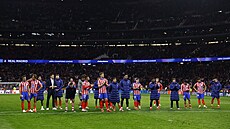 Zklamaní fotbalisté Atlétika Madrid d�kují fanou�k�m.