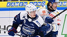 Brnnský útoník Arttu Ilomäki (v modrém) v souboji s Jaromírem Jágrem v...