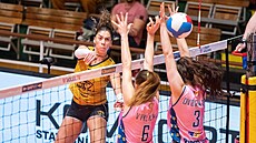 Momentka z utkání extraligy volejbalistek mezi brn�nskými �elmami (v �lutém) a...