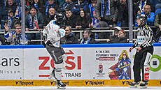 Ondej Procházka z Karlových Var slaví jeden ze svých gól na led Komety Brno...