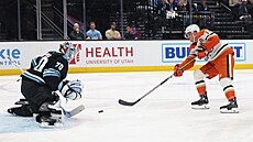 Karel Vejmelka z Utah Hockey Club zasahuje proti Ryanu Stromeovi z Anaheim...