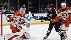 Kapitán Anaheim Ducks  Radko Gudas se p�etla�uje p�ed branká�em Villem Hussem s...