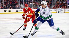 Filip Chytil z Vancouver Canucks st�ílí v zápase s Calgary Flames.