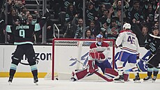Branká� Jakub Dobe� z Montreal Canadiens inkasuje v zápase se Seattle Kraken.
