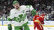 Auston Matthews z Toronto Maple Leafs se raduje z trefy proti Calgary Flames.