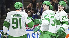 John Tavares, Auston Matthews a Matthew Knies z Toronto Maple Leafs slaví gól...