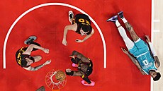 Vít Krej�í (vlevo) se spoluhrá�i z Atlanta Hawks sleduje, jestli mí� propadne...