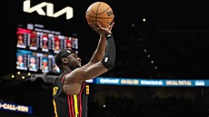 Caris LeVert z Atlanta Hawks st�ílí v zápase s Charlotte Hornets.