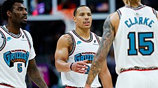 Desmond Bane z Memphis Grizzlies (uprost�ed) b�hem zápasu se Sacramento Kings.