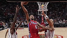 Quentin Grimes z Philadelphia 76ers zakon�uje v zápase s Houston Rockets.