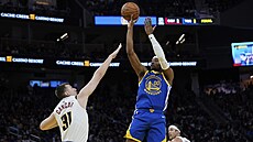 Jonathan Kuminga z Golden State Warriors st�ílí p�es blokujícího Vlatka �an�ara...