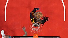 Moussa Diabaté z Atlanta Hawks zakon�uje v zápase s Charlotte Hornets.