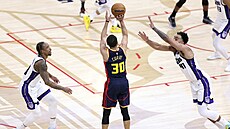 �ty�i tisíce na spadnutí. Takto Stephen Curry vypálil svou jubilejní trojku v...