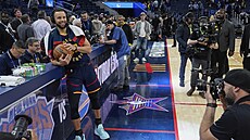 �IROKÝ ÚSM�V A MÍ� NA PAMÁTKU. Stephen Curry z Golden State Warriors b�hem...