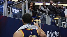 Stephen Curry z Golden State Warriors se baví s man�elkou Ayeshou po zápase s...