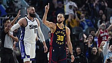 Oslava trojky �íslo 3999. Stephen Curry z Golden State Warriors proti...