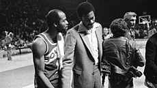 Gus Williams ze Seattle Supersonics dr�í za ruku Juniora Bridgemana z Milwaukee...