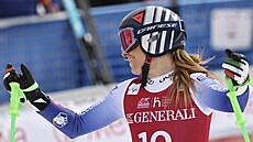 Sofia Goggiaová v cíli super-G v La Thuile.