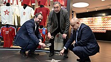 Karel Kroupa (uprost�ed) byl uveden do Sín� slávy Fotbalové asociace (FA�R),...