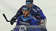 Patrik Marcel z Vítkovic se raduje z gólu proti Karlovým Varm v pedkole play...