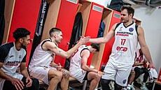 Jaromír Bohačík a J. T. Shumate si plácají v nymburské šatně po zápase s...