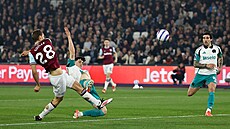 Tomá Souek z West Hamu stílí v utkání s Newcastlem.