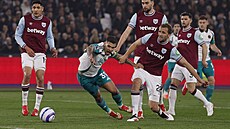 Tomá� Sou�ek z West Hamu v souboji s Brunem Guimaraesem z Newcastlu.