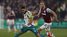 Tomá� Sou�ek z West Hamu stíhá Joelintona z Newcastlu.