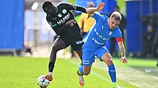 Nelson Okeke z Bohemians (vlevo) bojuje o mí s mladoboleslavským Tomáem...