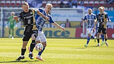 Petr Kode z Hradce (vlevo) bojuje o mí s Filipem Zorvanem z Olomouce.