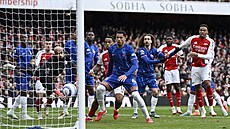 Hrá�i Arsenalu dávají gól proti Chelsea.