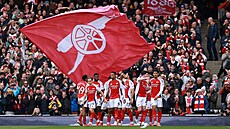 Hrá�i Arsenalu slaví gól proti Chelsea.