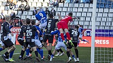 Jan Kliment z Olomouce skóruje proti Hradci Králové.