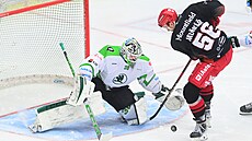 Hradecký Patrik Mi�ká� zakon�uje p�ed boleslavským branká�em Dominikem Furchem.