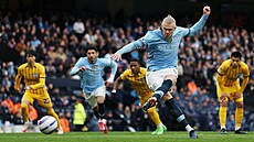 Erling Haaland z Manchesteru City skóruje z penalty proti Brightonu.