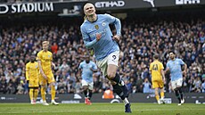 Erling Haaland z Manchesteru City slaví gól proti Brightonu.