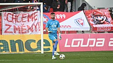 Pardubický branká� Jan Stejskal se chystá rozehrát v utkání s Duklou.
