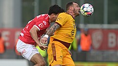 Jakub �ezní�ek z Dukly si zpracovává mí� v utkání s Pardubicemi.