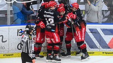Hrade�tí hokejisté se radují z gólu proti Mladé Boleslavi.