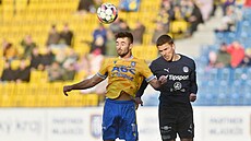Teplický Jakub Langhamer (vlevo) bojuje ve výskoku o mí� s Andrejem Stoj�evským...