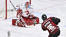 Tinecký gólman Ondej Kacetl zasahuje proti Ondeji Najmanovi ze Sparty.