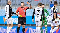 Hlavní rozhod�í Ladislav Szikszay ud�luje �ervenou kartu pro �eskobud�jovického...