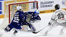 Jan ��otka (vlevo) a branká� Michal Postava z Komety Brno zasahují p�ed...