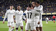 Hrá�i Realu Madrid slaví gól Kyliana Mbappého proti Villarrealu.